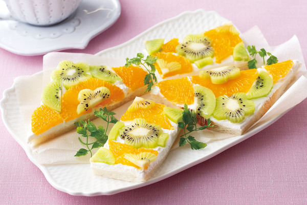 キウイとオレンジのオープンサンド