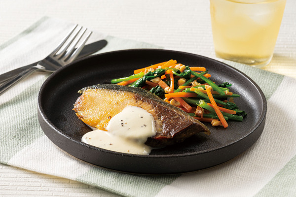 ぶりのカレーソテー　ヨーグルトソース