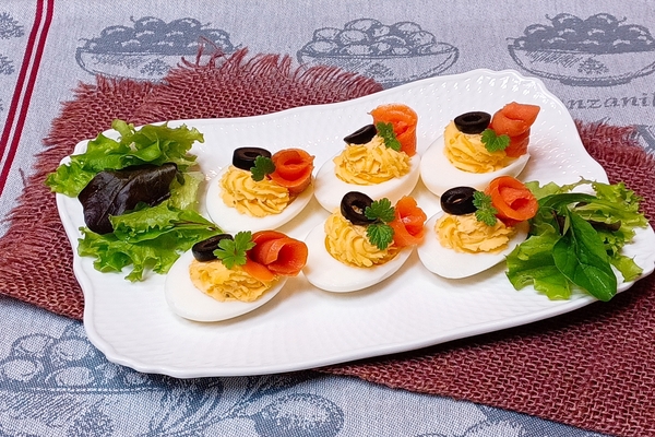 ゆで卵とスモークサーモンのオードブル