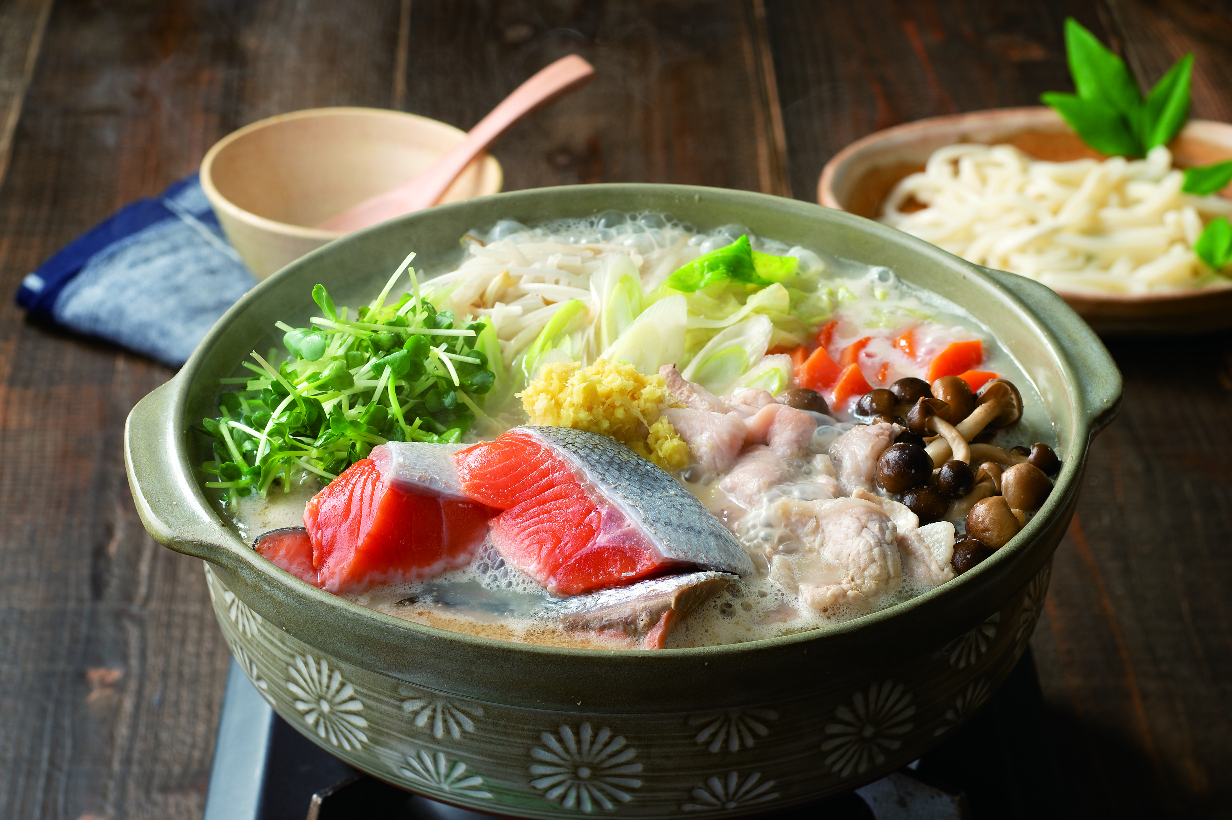 鮭と豚肉の生姜ごま豆乳鍋