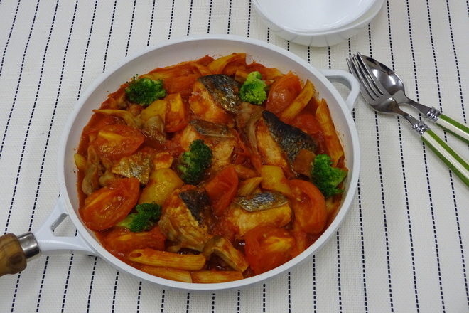 サーモンのトマトパッツアパスタ