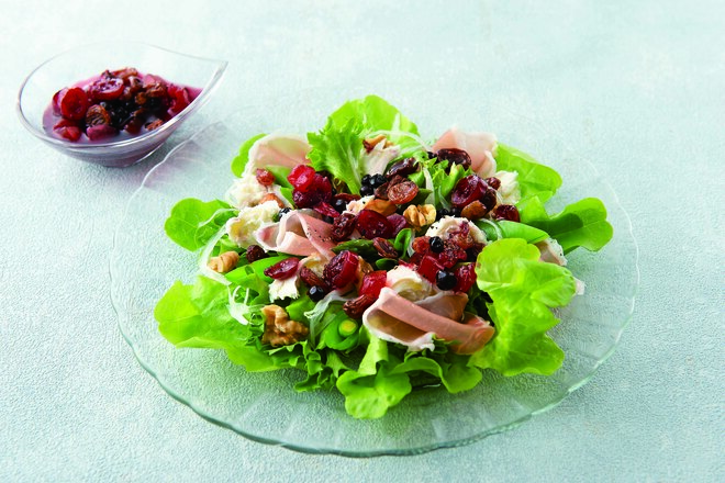 生ハムの彩りサラダ　ドライフルーツドレッシング