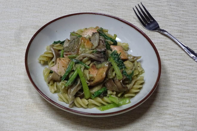 サーモンときのこのバジルクリームパスタ