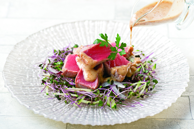 まぐろのレアステーキ　サラダ仕立て