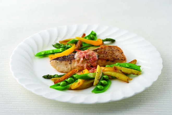 鯛のソテー　春野菜添え