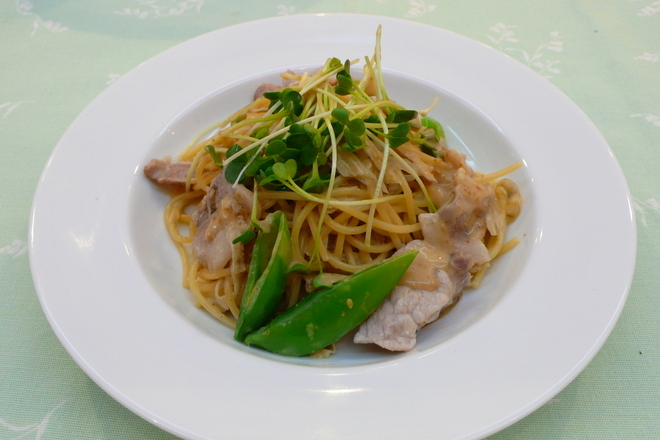 豚肉とごぼうのごまドレッシングパスタ