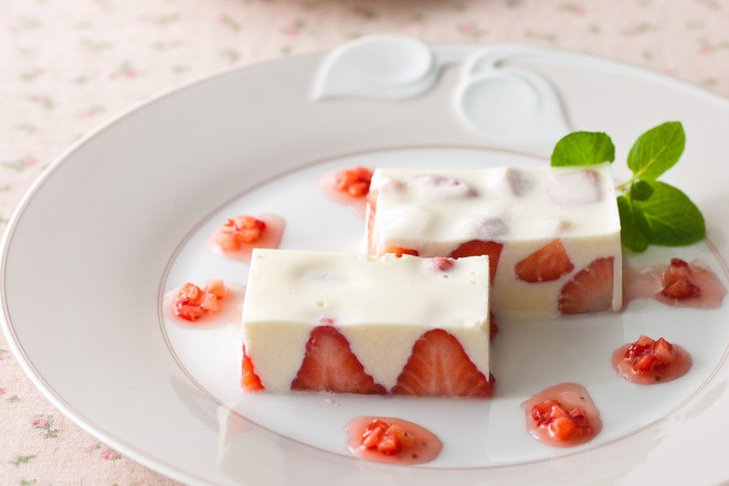 いちごのミルク寒天