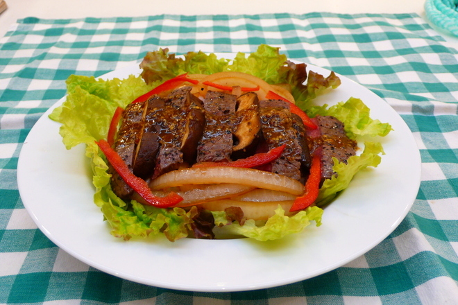 牛肉のステーキサラダ丼