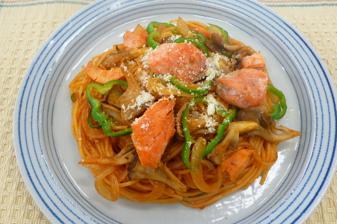 鮭ときのこのナポリタン